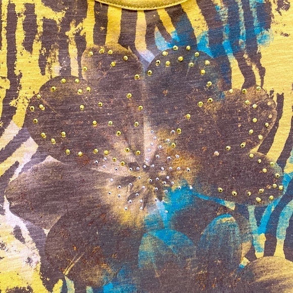 Boho top blouse with sparkly studs ruffled back and sleeves chartreuse green M
C - Picture 4 of 7